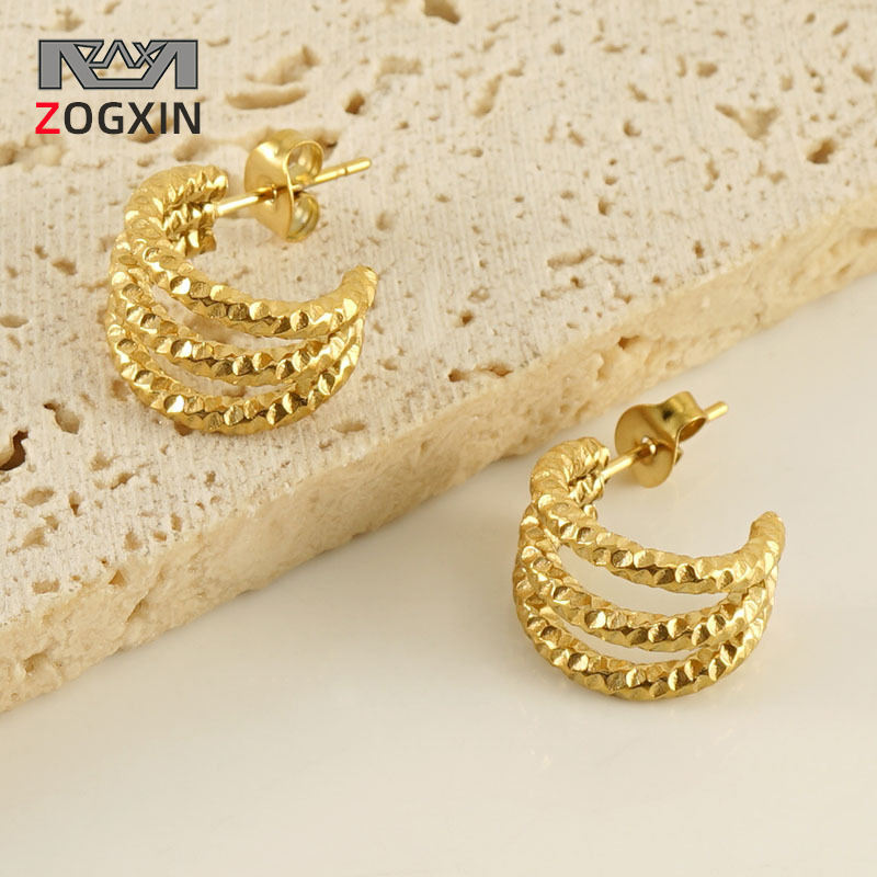 Nueva moda europea y americana de acero inoxidable pendientes en forma de U exquisito versátil estilo simple pendientes de acero de titanio 18K Internet famosos