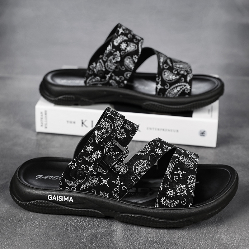 Verano nuevo dos zapatillas frías de moda coreana sandalias casuales para hombres usar fuera de tamaño grande versátil de moda para hombres zapatillas