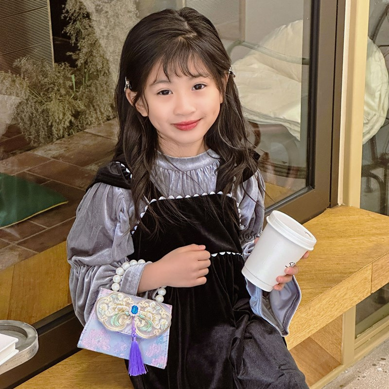 Bolso bandolera para niñas de estilo chino nuevo bolso bandolera para niños con borla portátil de perlas 2024 nuevo bolso de cadena para niños