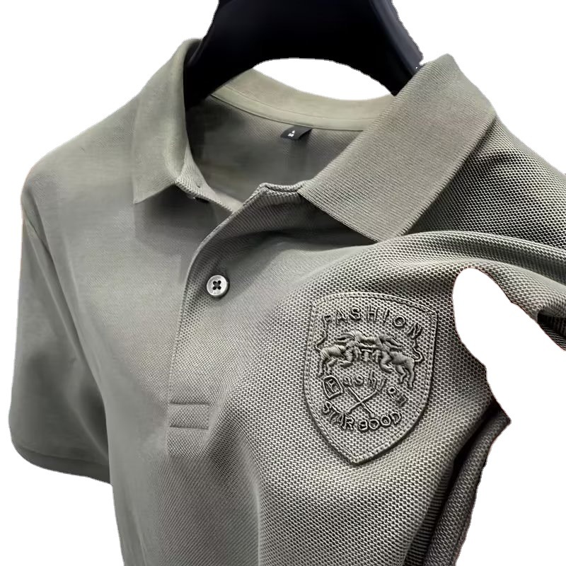 Polo estiva 2024 da uomo a maniche corte casual allentata con colletto ribaltabile T-shirt Decorazione emblema Instagram Trend_voghion.com