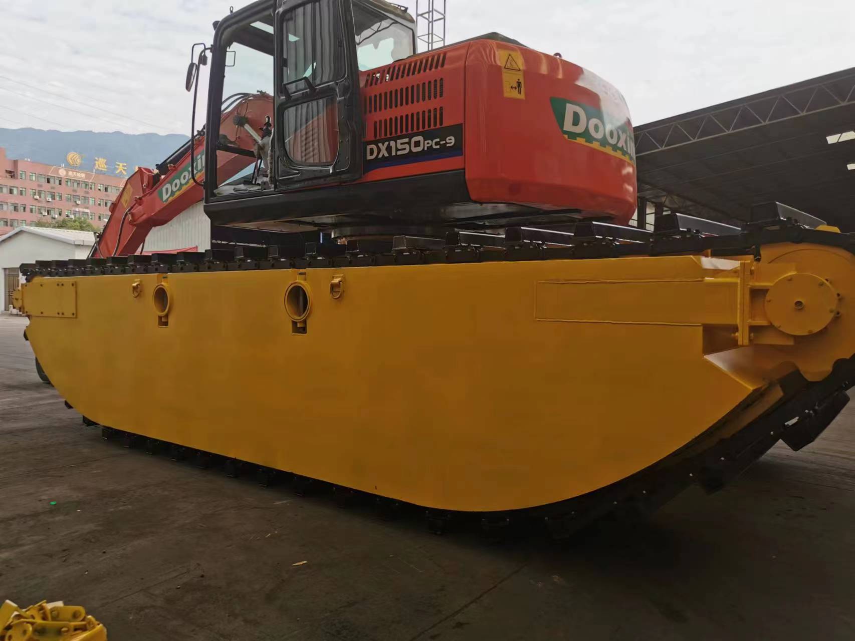 水陆两用挖掘机