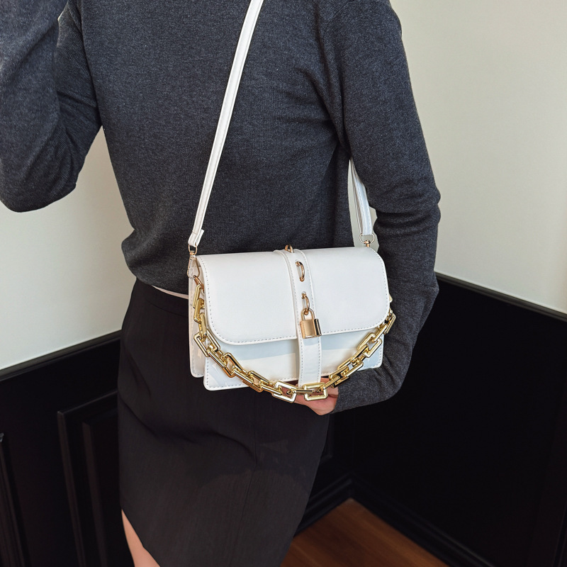 Nicho de diseño de moda cadena de mano bolso pequeño para mujeres 2025 verano nuevo estilo extranjero universal bolso de hombro
