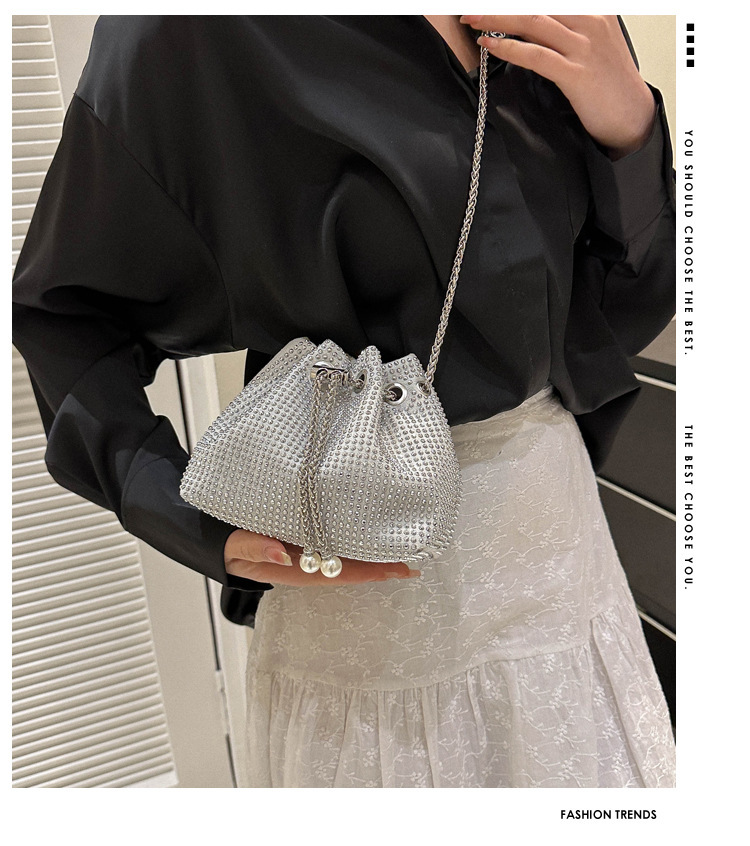 Dames tas met koordsluiting en strass steentjes met ketting_voghion.com
