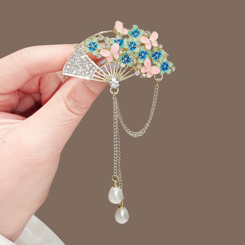 Chinese-Style Folding Fan Enamel Brooch with Rhinestones and Tassels, Vintage Qipao Coat Pin, Pearl Pendant, Butterfly Brooch Accessory