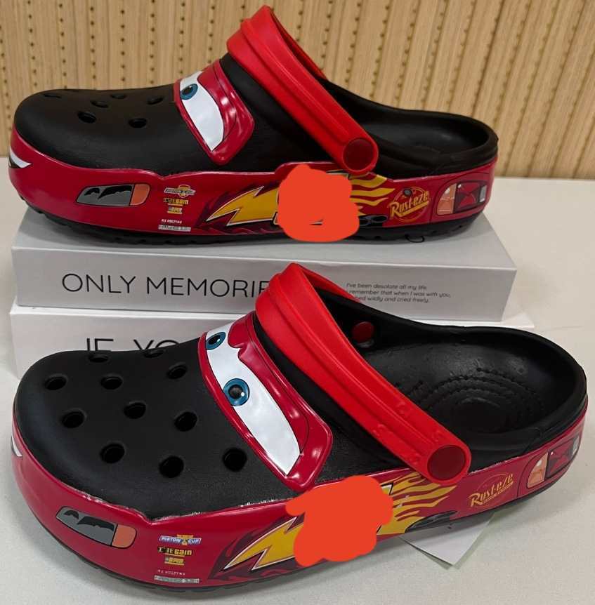 Sandalias tipo Crocs en colaboración con McQueen, unisex