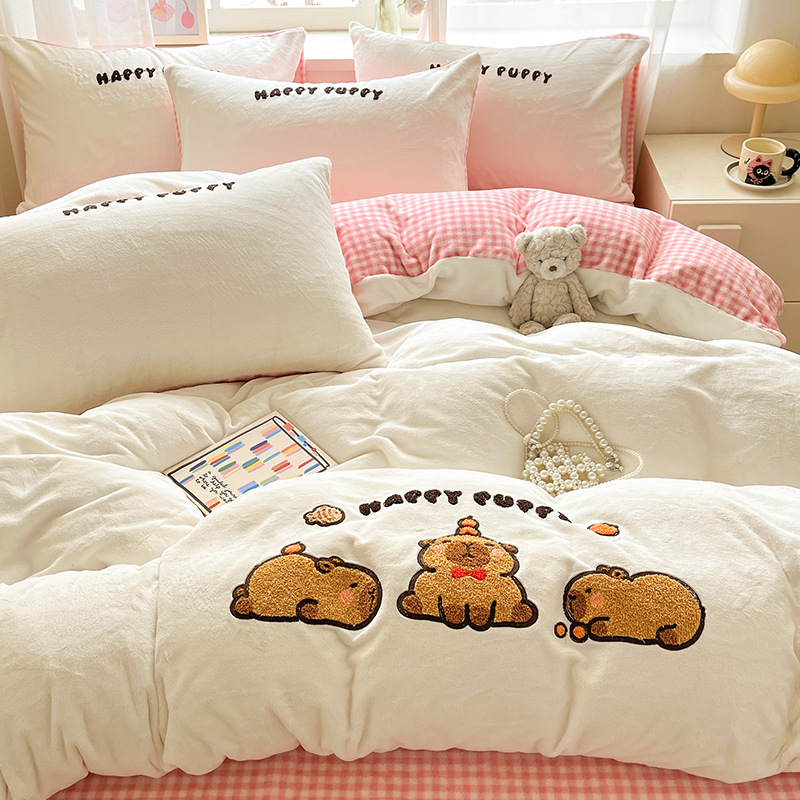 Cama de toalla lindo bordada de seda de leche con cuatro piezas, ropa de cama de seda de invierno, sábanas de coral con tres piezas