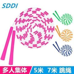 5メートル7メートルの集団縄跳びが縄跳びを揺らす団体竹節児童小学生集団の縄跳び学生が多く縄跳びをしている