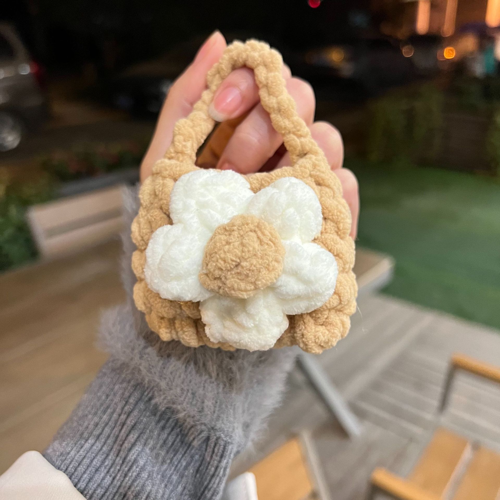 Bolso caqui + flor blanca + botón