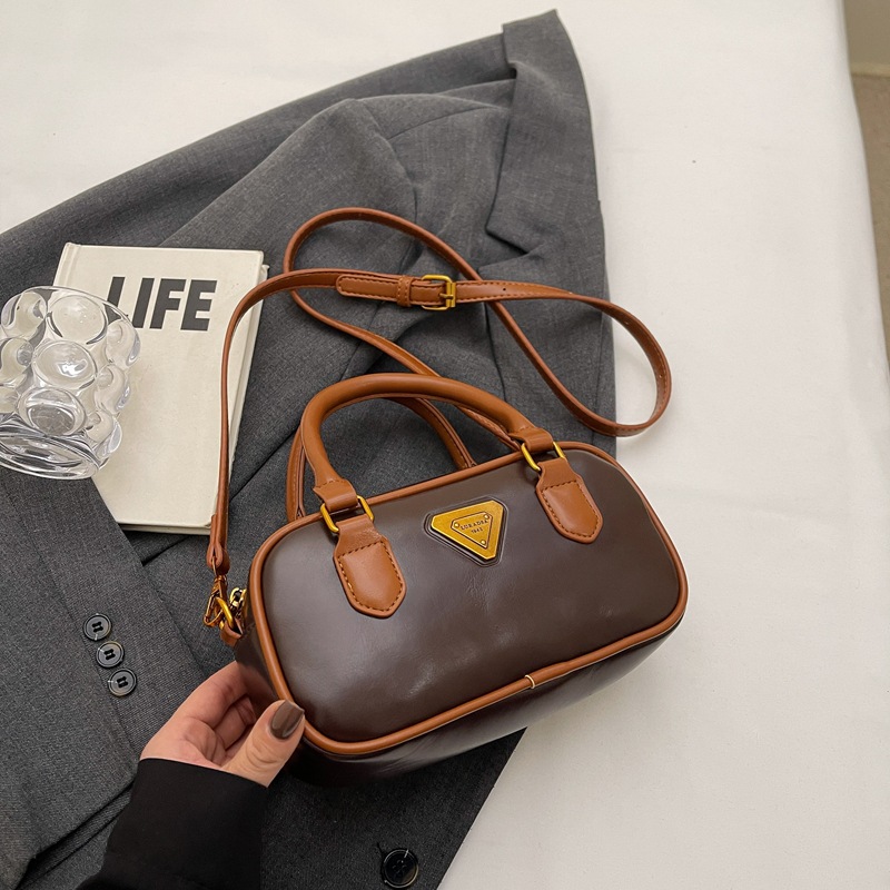 Bolsa de bolos retrógrada de mano para mujeres 2024 nuevo diseño de viaje universal bolso de hombro de nicho de alta calidad bolso pequeño