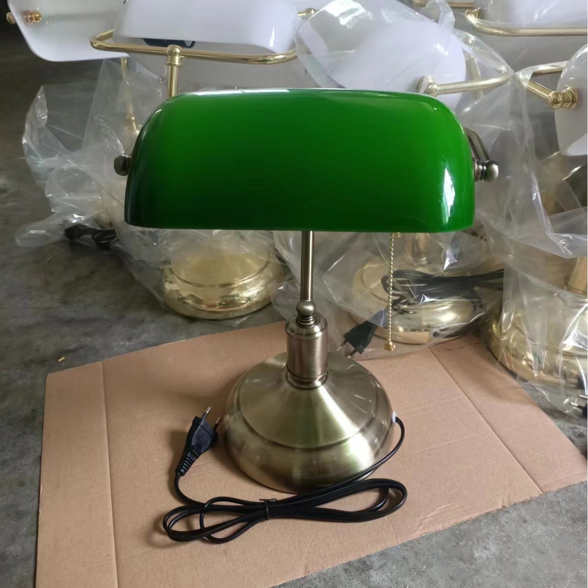 Sala de estar sofá lado lámpara de pie Nordic Shanghai retro Banco lámpara de pie minimalista luz dormitorio de lujo Temperatura de noche