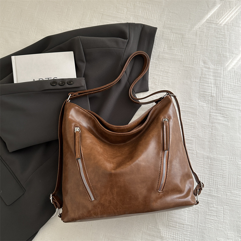 Bolsa de brazo de moda retro para mujeres otoño y invierno 2024 nueva mochila de gran capacidad para viajar, alta sensación de mochila de hombro