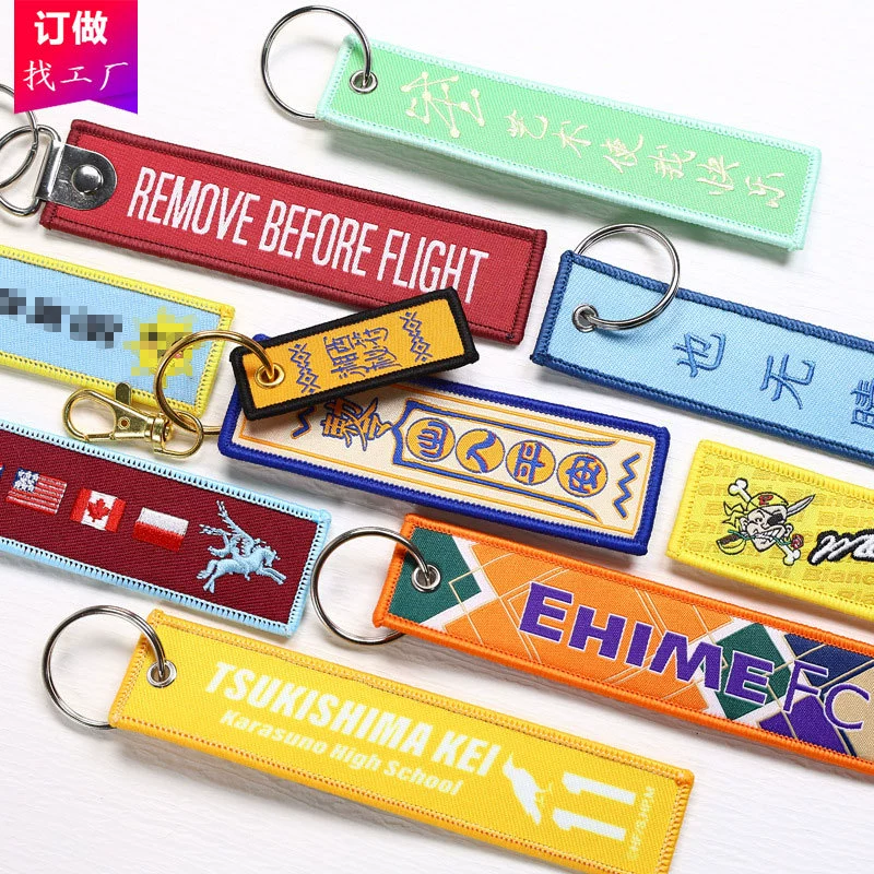 Производитель изготовил высокоплотный полиэфирный тканый двухсторонний брелок с вышивкой