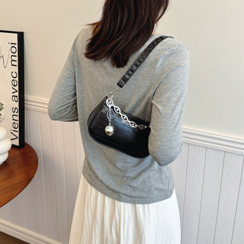 Bolso de brazo plateado de fuego para mujeres 2024 nuevo estilo de verano de lujo ligero nicho de alta calidad cadena bolso de mano para mujeres