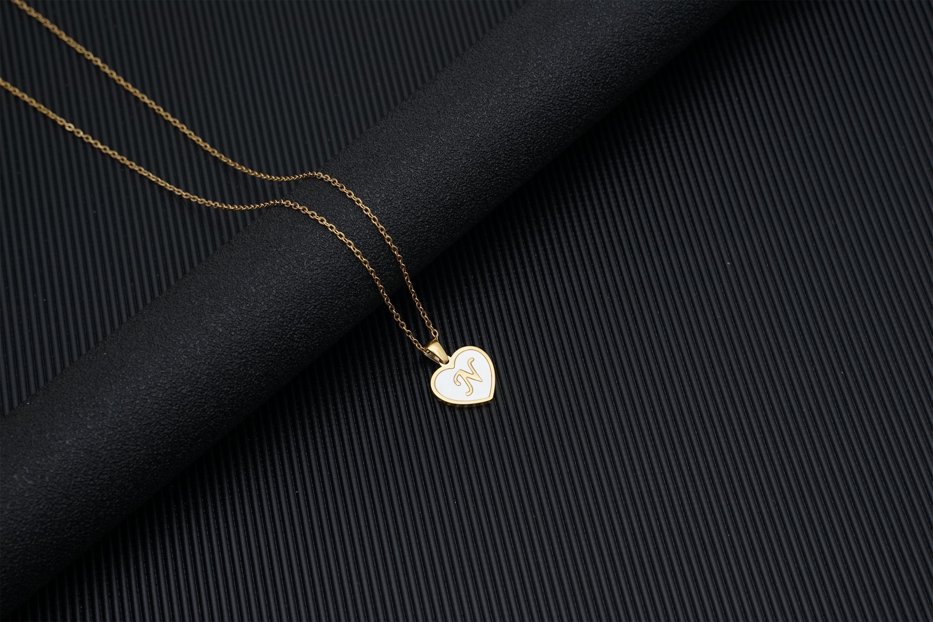Europa y América 18K oro amor clavícula cadena de las mujeres de acero inoxidable corazón blanco madre colgante 26 letras titanio acero collar