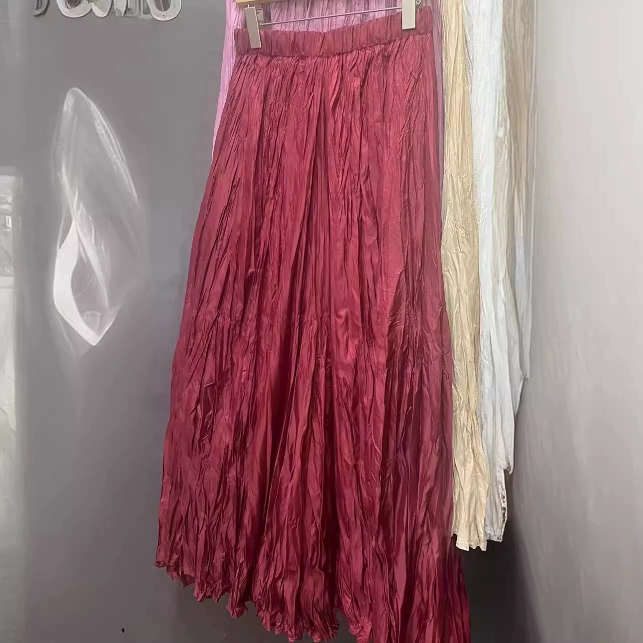 Тяжелый труд с сухим листом юбка с половинкой весной и летом 2025 года новая глянцевая юбка с неравномерным маятником и юбка с лодыжкой