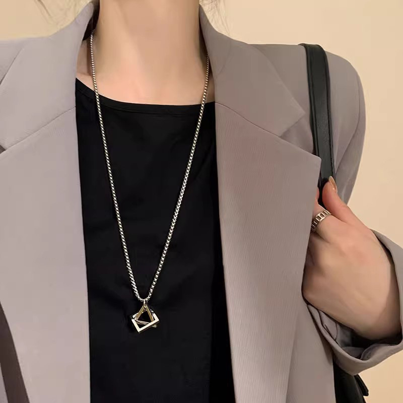 Collar colgante triangular de acero inoxidable de acero inoxidable de titanio, cadena de clavícula de sentido de alta calidad exquisita, nueva tendencia, cadena de suéter, joyería