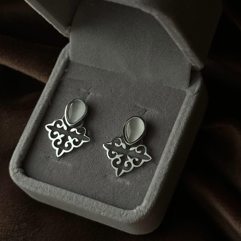 Ethnic retro classic design elegant fashionable earrings