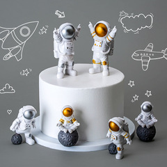 宇宙飛行士の誕生日ケーキは男の子の宇宙ケーキを飾ります。