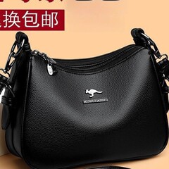 女性の斜め掛けの中年のお母さんは母の日のプレゼントを包んでいます。