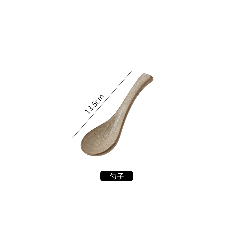 가마가 숟가락을 갈아준다 - 갈색과 노란색