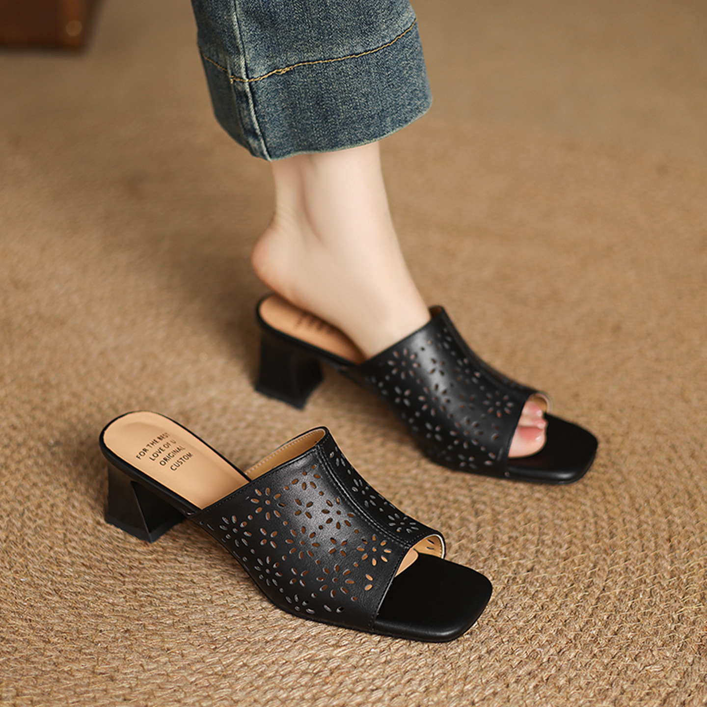 Sandal cao gót nữ hở mũi quai ngang da bò đục lỗ, gót 5 cm — đen