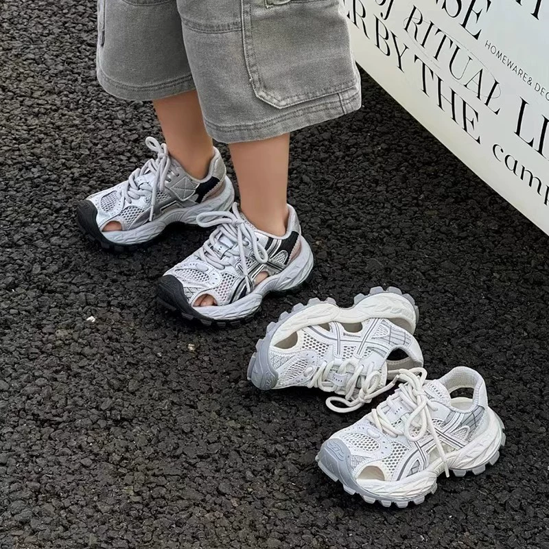 Детские сандалии 2025 Лето Новые с сетчатыми вставками Закрытые повседневные туфли для мальчиков Легкие универсальные спортивные туфли для девочек.