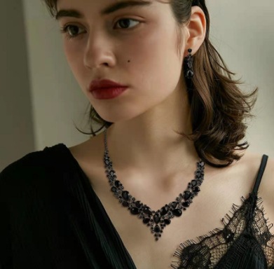 欧米の水晶の宝石のネックレスのイヤリングのセットの精巧でファッション的な気質の新婦のアクセサリのパーティーの高級な2つのセット