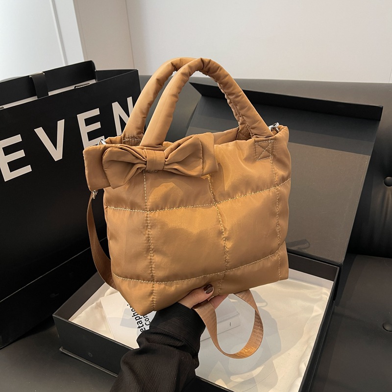 Gran capacidad de moda simple retro bolso plisado 2023 Otoño e Invierno nuevo todo-fósforo hombro crossbody bolsa