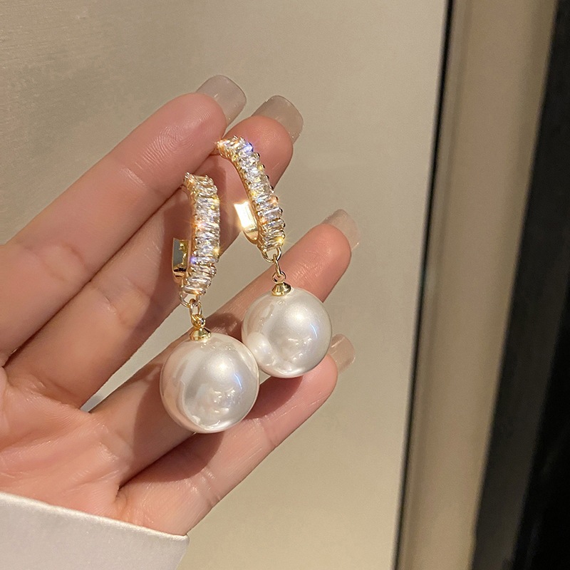 New Super Flash Diamond Temperament Big Pearl Earrings display picture 4