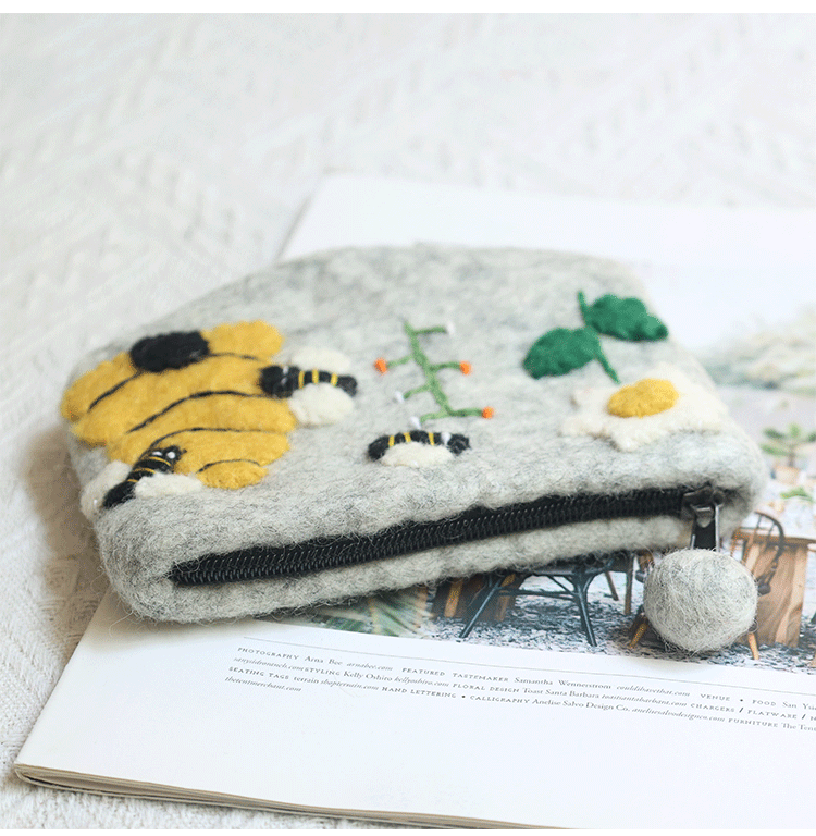 Unisex Bee Wool Felt Zipper Coin Purses display picture 2