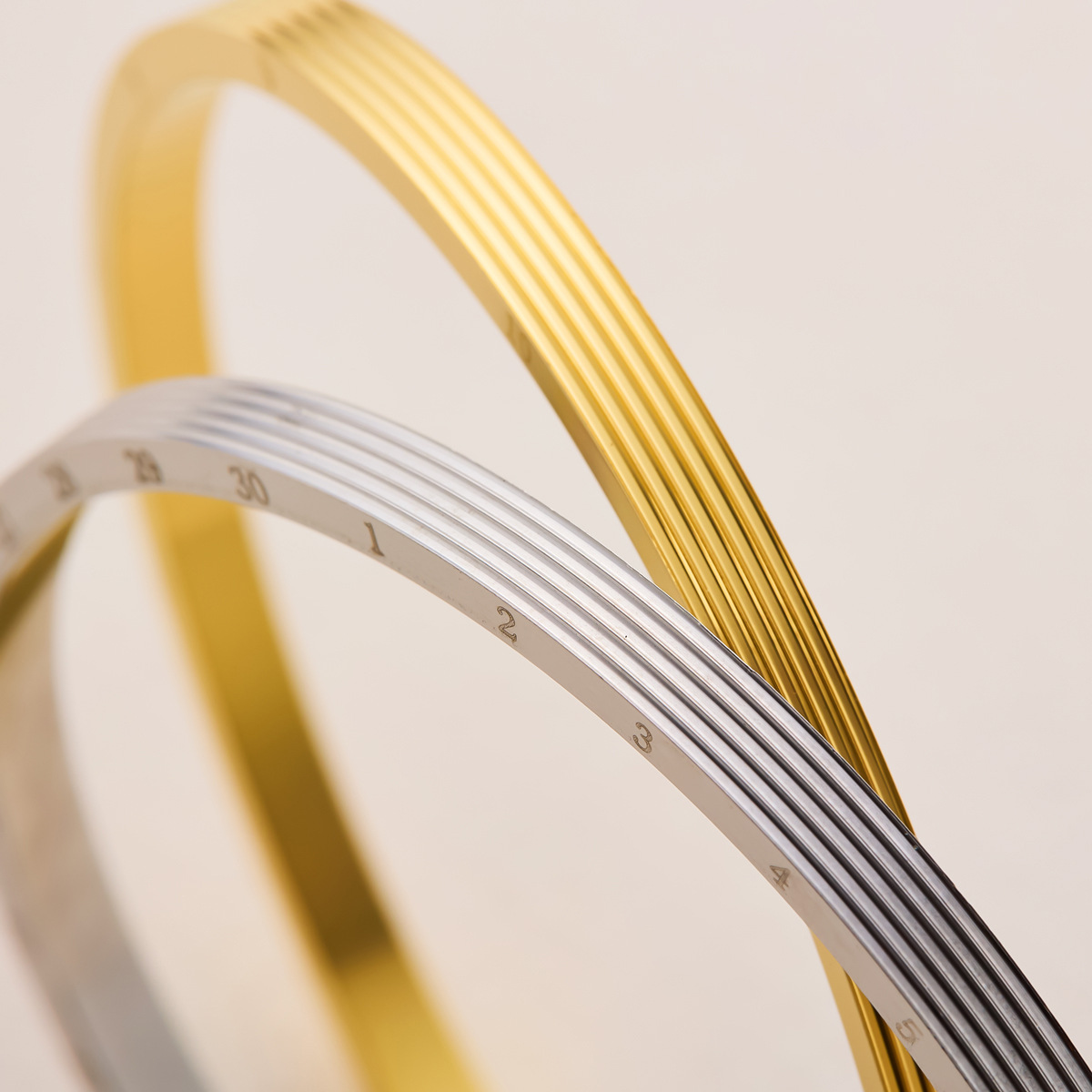 Europa y los Estados Unidos transfronterizos Amazonas anillo de tiempo ranura de acero de titanio pulsera de personalidad simple en el aire de la tendencia del hilo de tornillo