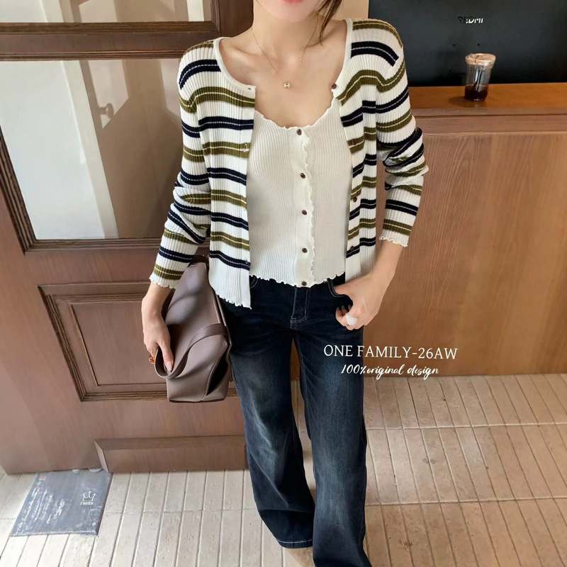 Super stylish striped color-blocked knitted cardigan, thin outerwear for women, 2026 autumn outfit, beautiful and age-reducing two-piece top set Super stylish striped color-blocked knitted cardigan, thin outerwear for women, 2026 autumn outfit, beautiful and age-reducing two-piece top set