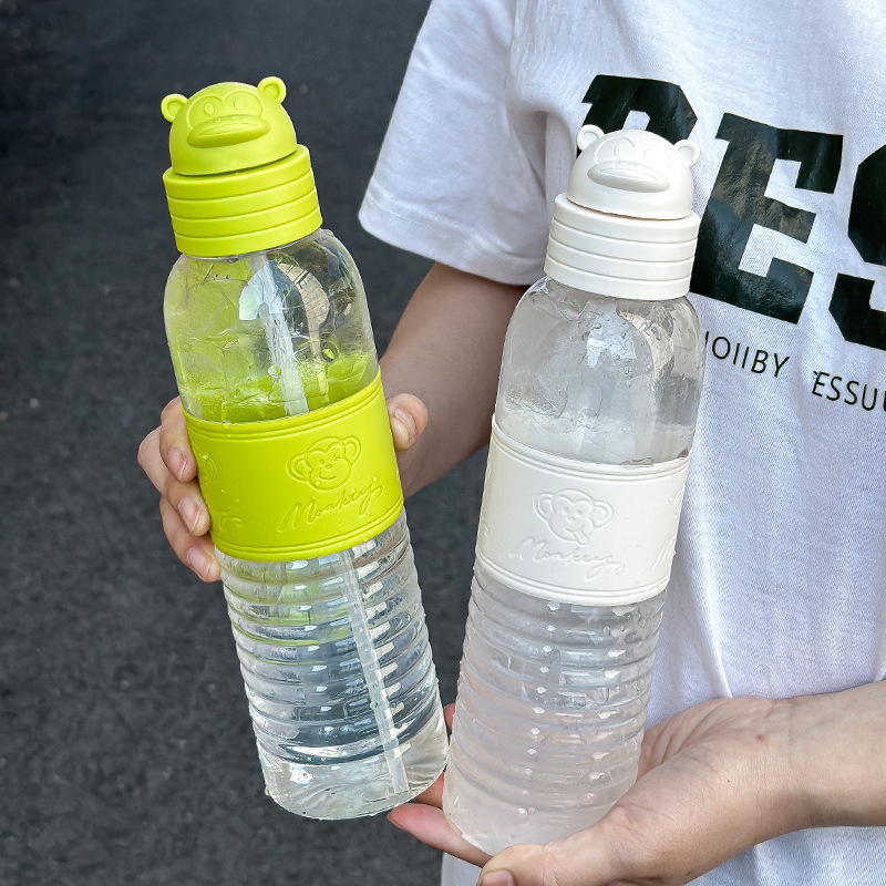 Taza de agua deportiva de verano de dibujos animados para mujeres anti-caída taza de plástico portátil de alta capacidad estudiantes taza de paja de alto valor al por mayor