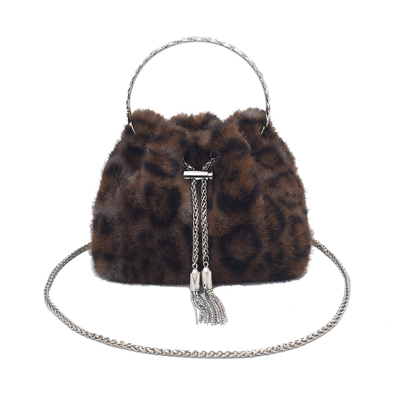 Bolsa de peluche portátil de moda transfronteriza para mujeres 2025 invierno nueva moda cadena bolso de hombro de alta calidad bolso de mochila