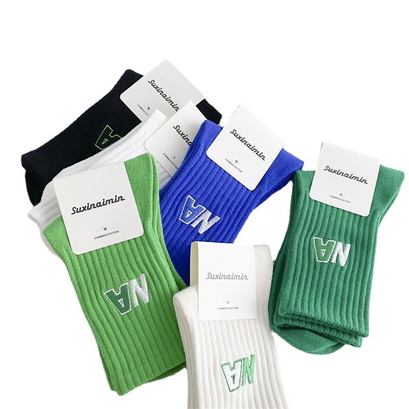 Calcetines deportivos verdes a rayas calcetines de algodón de las mujeres al por mayor Calcetines de algodón de color sólido bordados a media pantorrilla de las mujeres