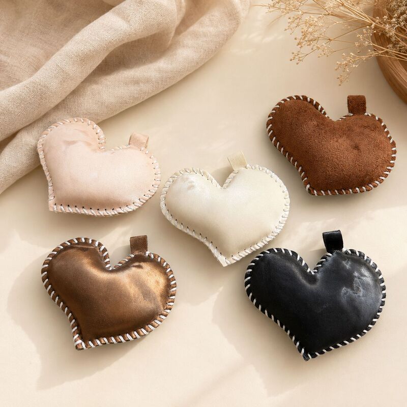 DIY jewelry accessories, a popular cross-border item: a cute, three-dimensional heart-shaped leather keychain, a lovely small heart-shaped gift charm DIY jewelry accessories, a popular cross-border item: a cute, three-dimensional heart-shaped leather keychain, a lovely small heart-shaped gift charm