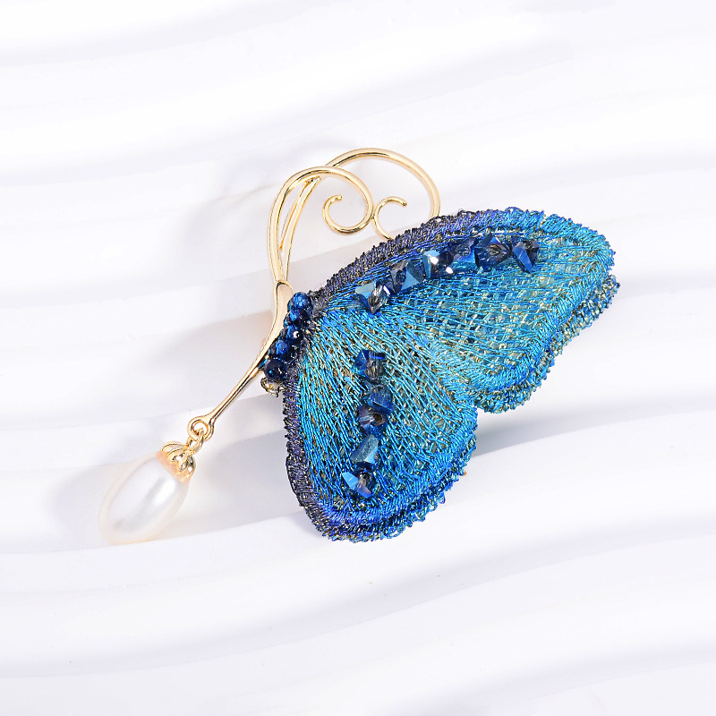 Neue chinesische Stoffbrosche mit Schmetterlingsanhänger aus Süßwasserperlen, exklusives Design, hochwertige Corsage, Blazer-Kleidung_voghion.com