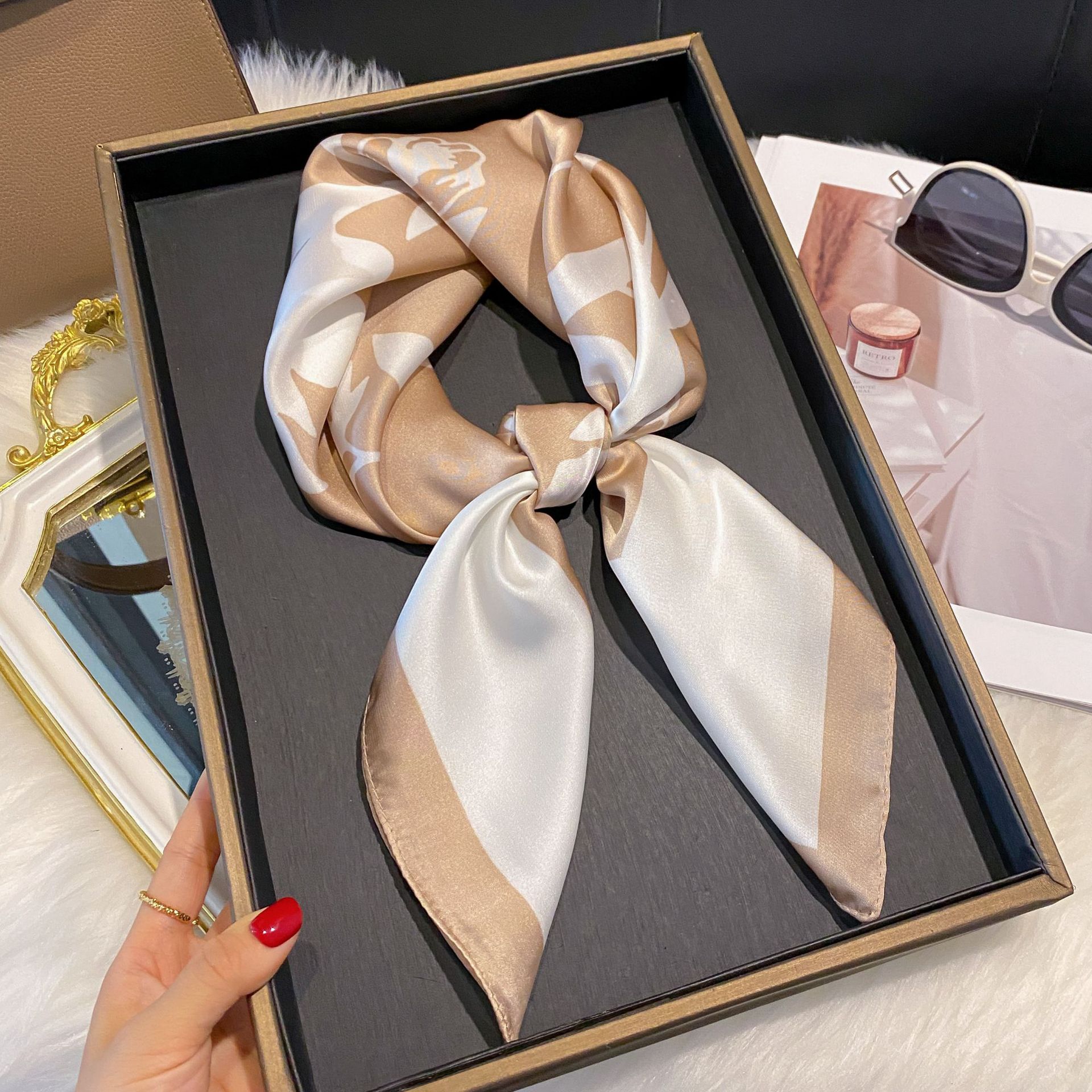 Foulard in raso versatile per donna quadrato effetto seta_voghion.com