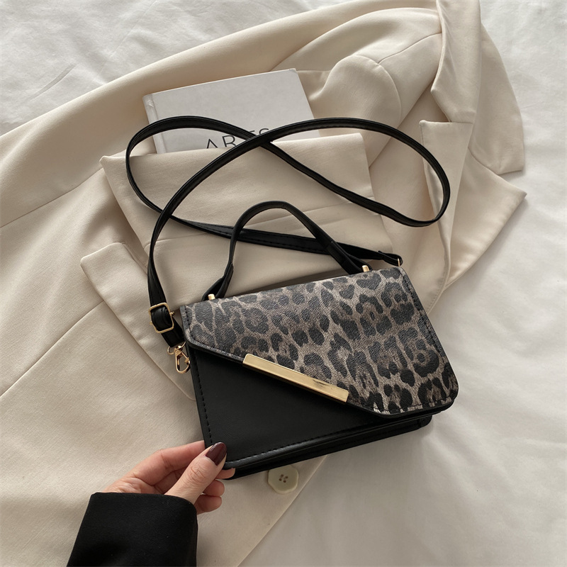 2025 nuevo bolso cuadrado pequeño con estampado de leopardo de color en contraste de moda, cadena simple casual, bolso de mensajero de un solo hombro de gran capacidad, bolso de axila