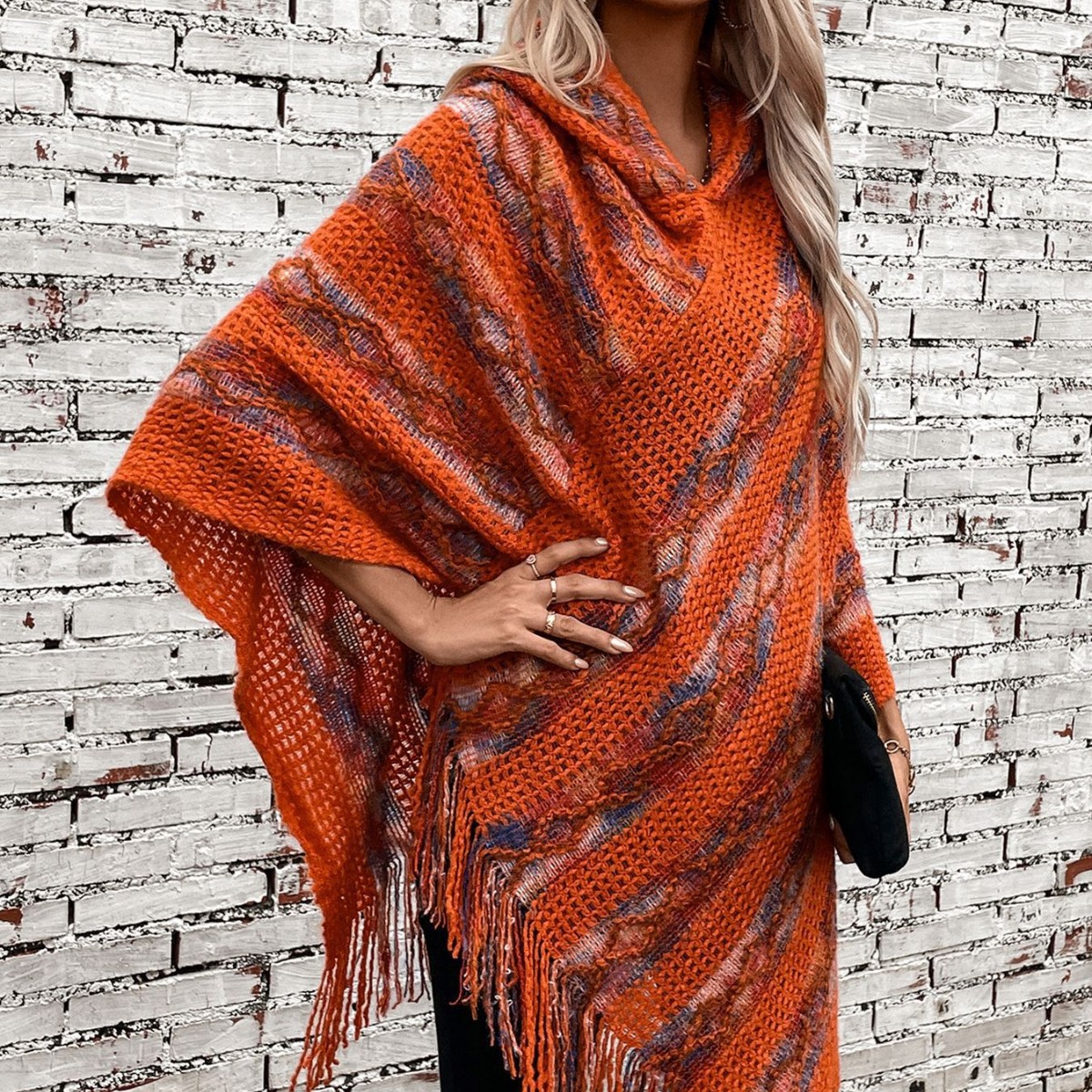 2024秋冬新品欧美女装时尚宽松套头条纹连帽针织镂空流苏斗篷披肩