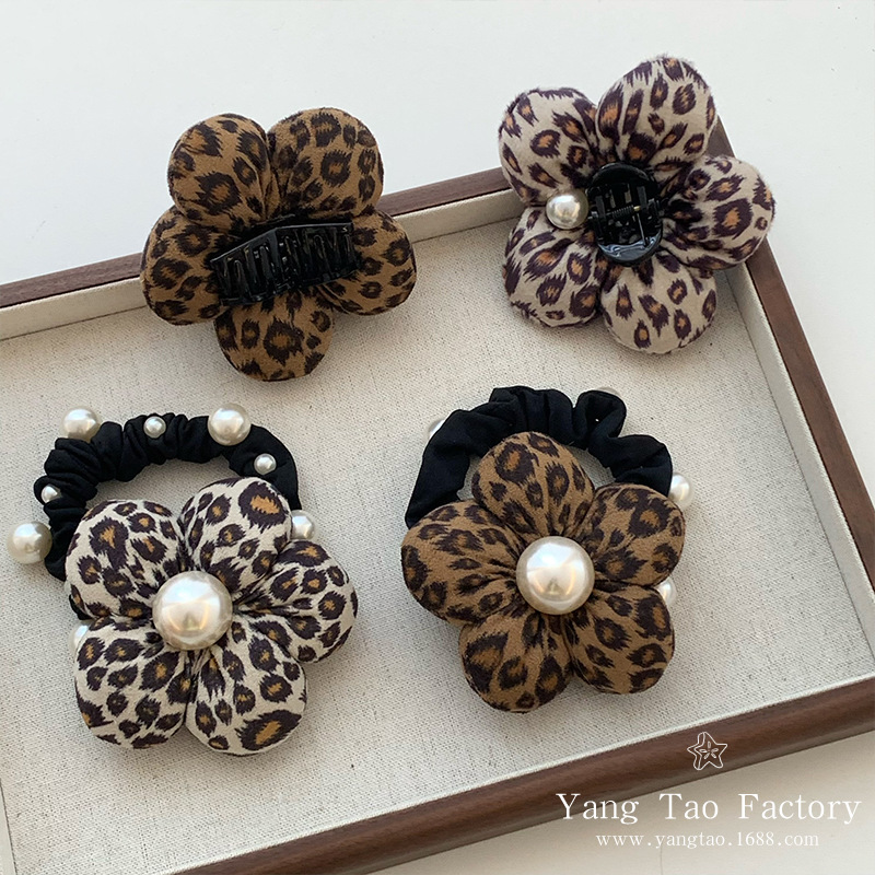 Corea del Sur Dongdaemun nuevo patrón de leopardo de perla relleno de algodón flor tridimensional lindo agarrar clips de correa clips de tiburón adornamiento para el cabello pequeño