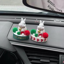圣诞礼物可爱兔子车载香薰摆件汽车中控台后视镜挂件装饰香氛女生