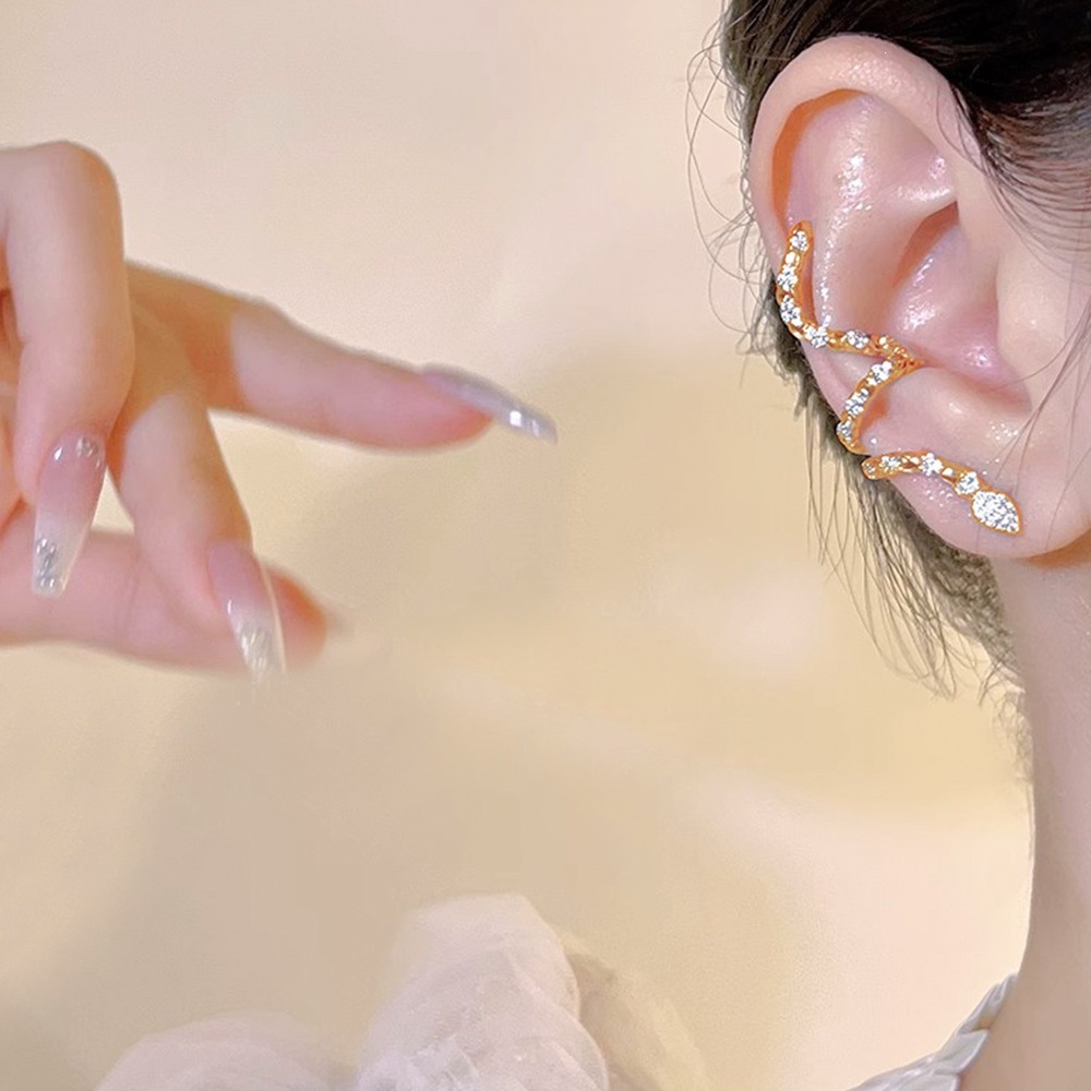 Japanese and Korean luxury-style ear cuffs, featuring a unique snake design, suitable for those without pierced ears, versatile and fashionable