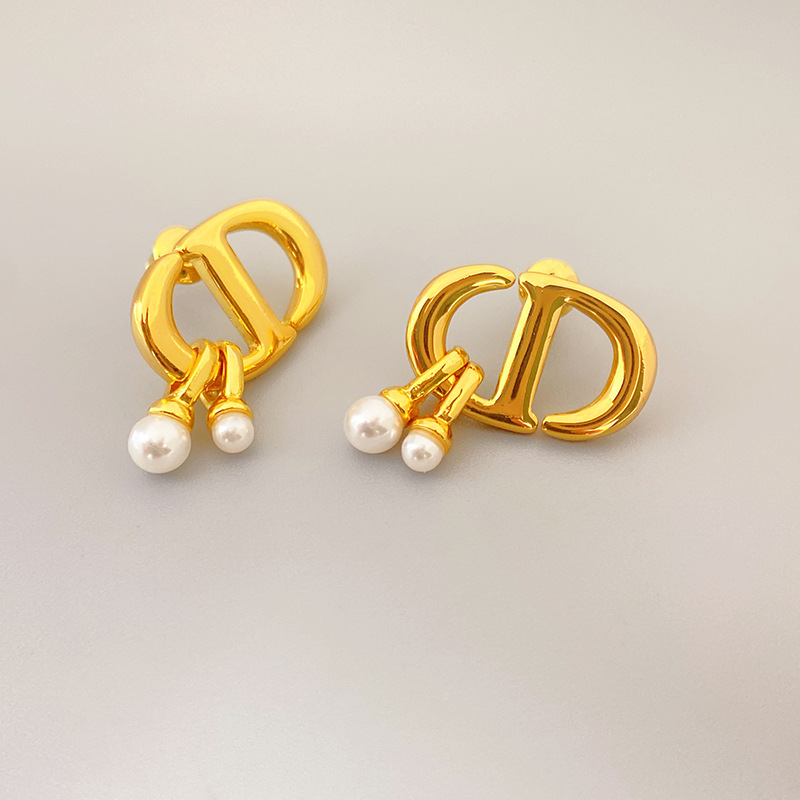 Fashion Letter Copper Inlay Artificial Pearls Ear Studs 1 Pair