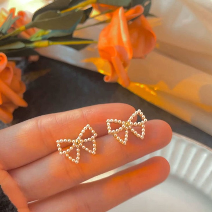 Simple Style Bow Knot Inlaid Pearls Alloy No Inlaid Earrings Ear Studs display picture 6