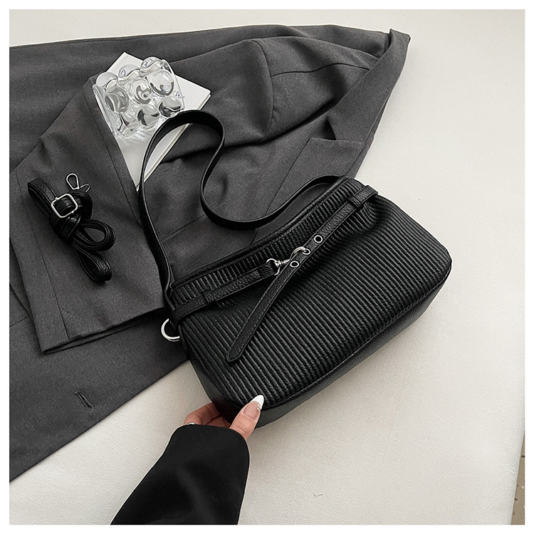 Large-capacity women's summer 2025 new fashion crossbody bag, Korean-style casual single-shoulder armpit commuting bag for work undefined