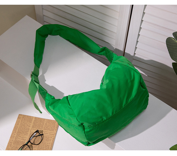 Women's Medium Nylon Solid Color Basic Zipper Cloud Shape Bag display picture 9