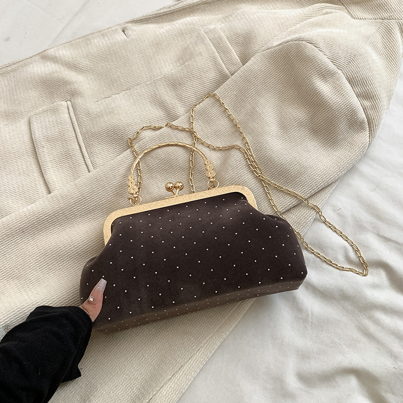 Alta textura retro bolso de mano mujer otoño 2024 nueva moda versátil remaches bolso de hombro cadena mochila