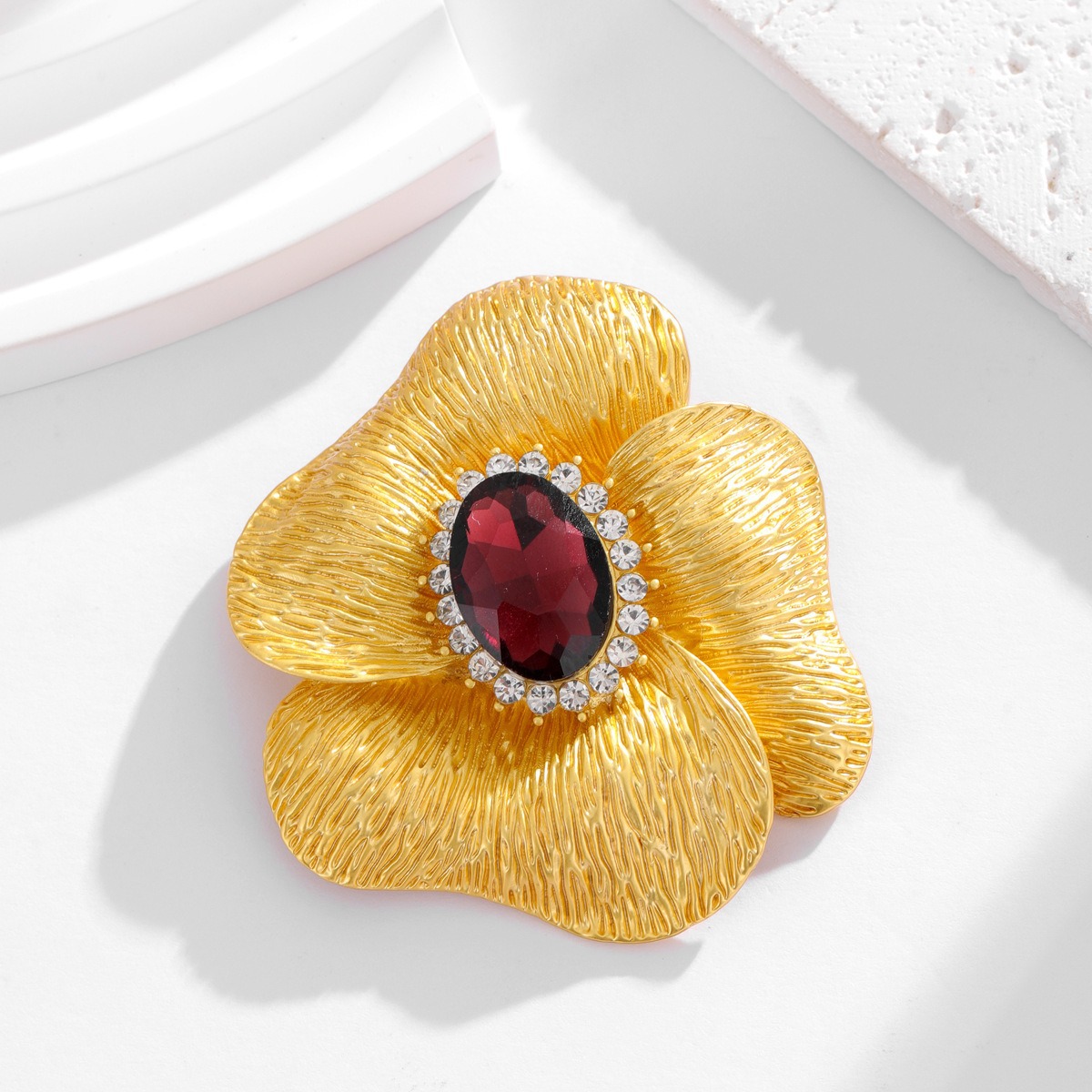 Elegant blommig brosch med kristaller lyxig accessoar för kvinnor_voghion.com