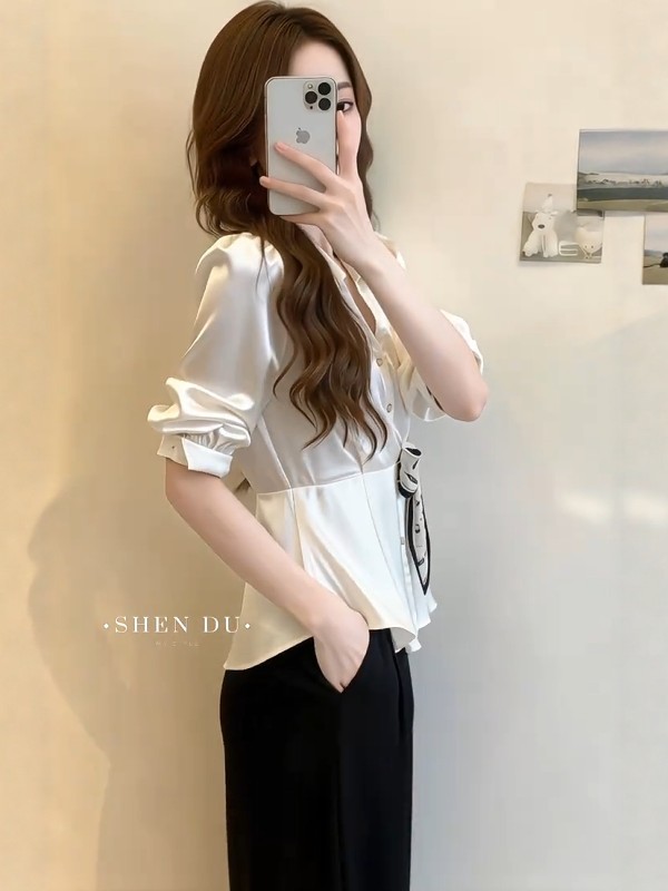 Áo sơ mi lụa trắng kiểu Pháp tay ngắn, thắt lưng lụa, dáng suông gầy — màu trắng